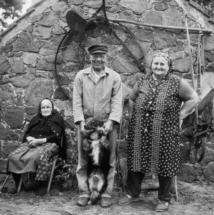Landleben : Groß Leuthen. Gruppenbild mit drei Bauern und Hund vor einer Scheune