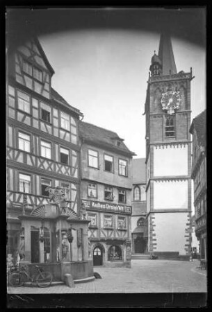 Engelsbrunnen, Kaufhaus Christoph Witt und Stiftskirche