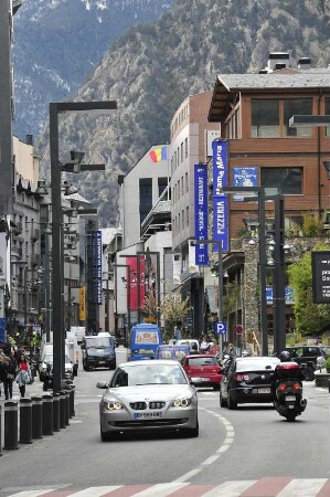 Andorra la Vella - Straßenverkehr : Straßenverkehr, aufgenommen im Geschäftszentrum der Hauptstadt Andorra la Vella am 17. April 2012