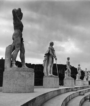 Rom. Foro Italico (1928/1936; E. Del Debbio, L. Moretti). Stadio dei Marmi. Teil der Ränge und Statuengruppe