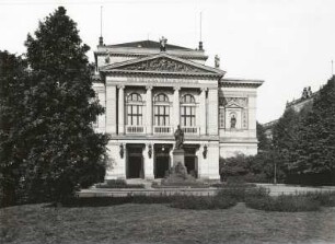 Leipzig, Neues Gewandhaus : Leipzig. Neues Gewandhaus. Haupteingangsfront mit Mendelssohn-Denkmal (1892, W. Stein)