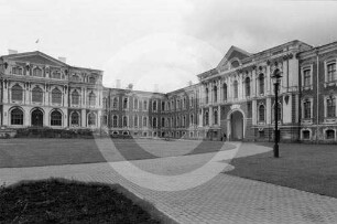 Hauptfassade und Südflügel von Schloss Jelgava (Mitau)