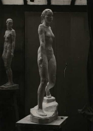 Herabschreitende, 1927, Gips