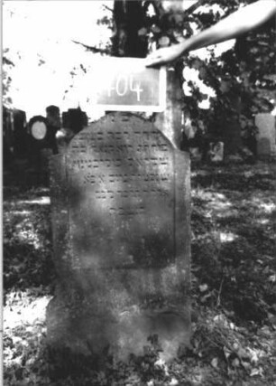 Grabstein 404 (Index: 100111813) Material: Sandstein Zustand: leicht verwittert Maße HxBxT: 96x47x12 cm Beschreibung: Stele, eingezogener Segmentbogenabschluß Besonderheit: Kindergrab: Grabstein 404