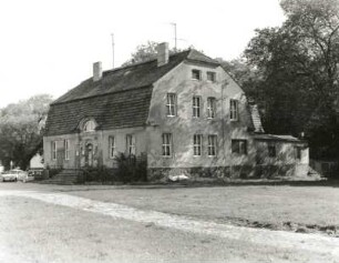 Görzig-Rietz-Neuendorf. Gutshaus (19. Jahrhundert?). Trauf- und Giebelseite