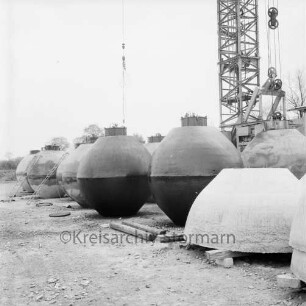 Haase-Öltanks: Firmengelände mit Öltanks: rechts hinten Kran