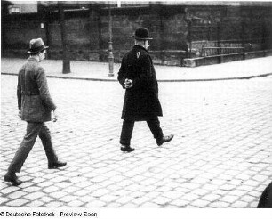 Szene aus dem experimentellen Dokumentarfilm "Filmische Plaudereien" (Alltag in der Äußeren Neustadt und in Pieschen): Passanten