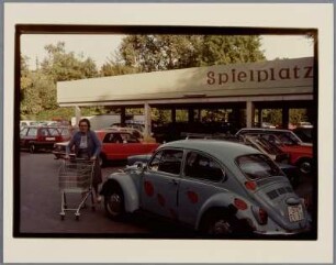 Frau mit Einkaufswagen auf einem Parkplatz, Buxtehude