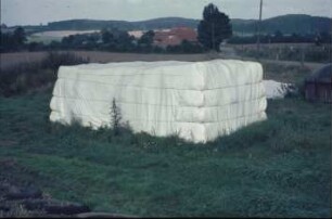 Fotografie: Lagertechnik, Silage, Quaderballen, Siloabdeckung