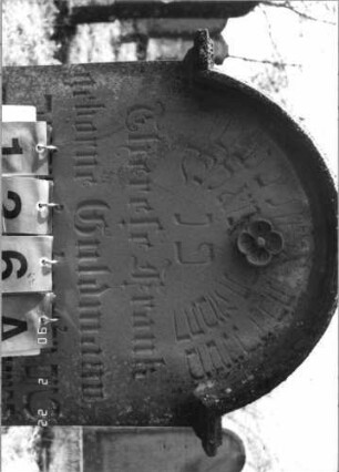 Grabstein 126 (Index: 100116458) Material: Sandstein Zustand: gut Maße HxBxT: 159x52x30 cm Beschreibung: aufgesockelte Stele mit eingezogenem Rundbogenabschluß Symbolik: Blüte: Grabstein 126A (Detailaufnahme)