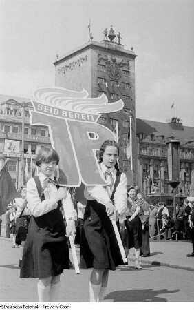 Pioniere mit dem Emblem der Pionierorganisation