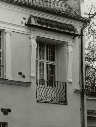 Groß Leuthen, Schloss, Fenster im Obergeschoss des neuen Seeflügels