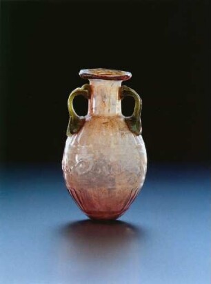 Eiförmige Flasche mit Volutenband