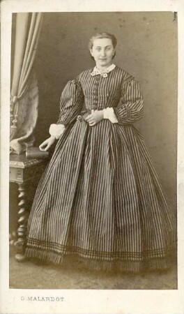 Fotografie einer Dame in gesteiften Kleid