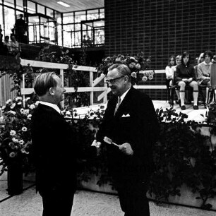 Stormarnhalle: Einweihung: Bürgerworthalter Georg Koch erhält einen symbolischen Schlüssel