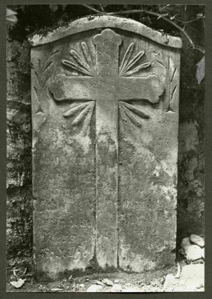 alter Friedhof. Grabplatte mit Kreuz