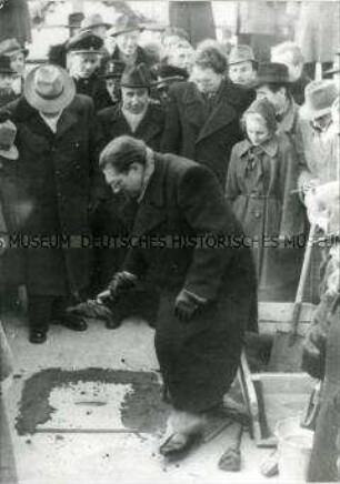 Fritz Selbmann legt den Grundstein für den Hochofen 1 des Eisenhüttenkombinates Ost