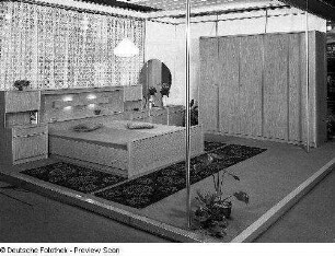 Ausstellungskoje des VEB Möbelkombinat Zeulenroda-Triebes (ZEUTRIE) mit Schlafzimmer