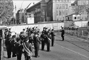 Grenzübergang mit Blaskapelle auf der Sandkrugbrücke