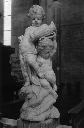 Westliches Puttenpaar : Westliches Puttenpaar. Marmor? (1779; J. G. Dirr). Salem. Pfarrkirche Mariä Himmelfahrt (Ehemalige Zisterzienser-Abteikirche), Hochaltarschranke, Nordseite