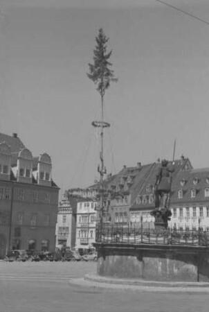 Naumburg: Marktplatz mit St. Wenzelsbrunnen [und Maibaum]