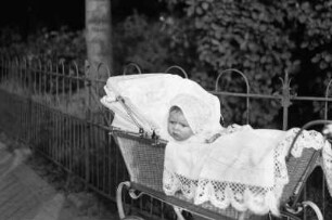 Kleinstkind in einem Kinderwagen
