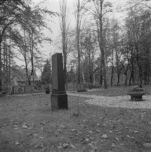 Ehrenfriedhof für Opfer des 2. Weltkrieges (u. a. für 7 unbekannte deutsche Soldaten; nach 1945)