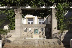 Zierbrunnen mit Meeresgestier und Groteske
