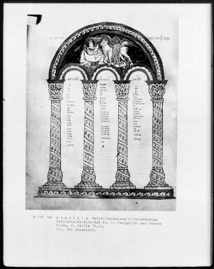 Evangeliar — Kanontafel mit einem Evangelisten und Symbolen, Folio 20verso