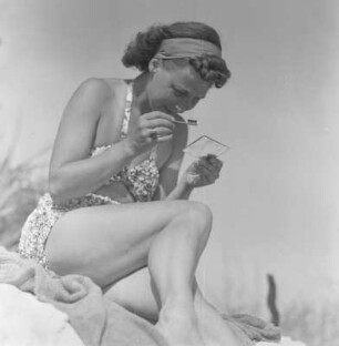 Elisabeth Gremmler schminkt sich am Strand