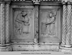 Fontana Maggiore : Unteres Becken mit Darstellungen aus dem Alten Testament, der Artes mechanicae, der Sieben Freien Künste und Monatsdarstellungen : Allegorische Monatsdarstellung des Oktober mit Tierkreiszeichen Skorpion