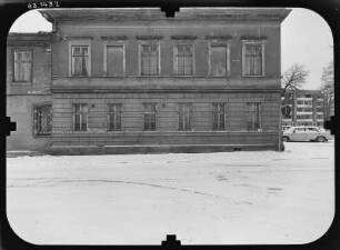 Eisenach, Jakobsplan 9. Kanzlerpalais (E. 18. Jh.). Straßenfront (Hinter der Mauer, Teilansicht)