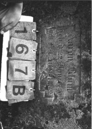 Grabstein 167 (Index: 100009038) Zustand: linke und obere Hälfte abgebröckelt Maße HxBxT: 80x55x10 cm: Grabstein 167B