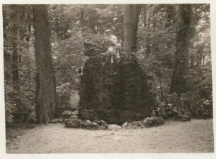 Pan, auf einem Felsen Flöte spielend : Skulptur im Schlosspark Schwetzingen