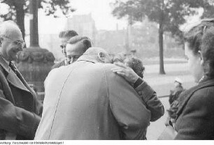 Dresden. Ehemalige Trümmerfrauen mit dem Modell zum Denkmal der Trümmerfrau - Bildhauer Reinhold im Atelier - Einweihung des Denkmals am 13. Oktober 1952 - Trümmerfrauen 1946 - Neues Rathaus, 1946 / Oktober 1952