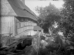 Sachsen? Mühlengebäude. Gartenansicht mit Mühlrad