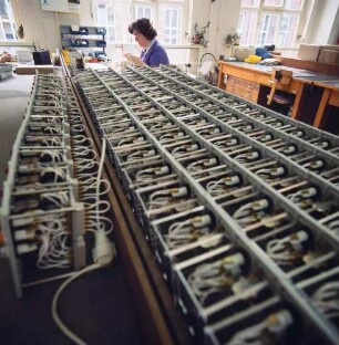 Hanau. Firma Heraeus, Montieren von Schalteinschüben für elektrisch beheizte Wärmeschränke
