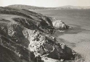 Schwarzes Meer, Bulgarien. Schwarzmeerküste in Bulgarien. Felsküste in der Ropotamo-Bucht von Primorsko. Blick nach Norden gegen das Küstengebirge bei Sosopol