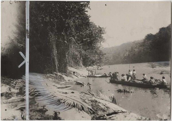 Les bateaux de l'expédition sur la rivière Muchingis