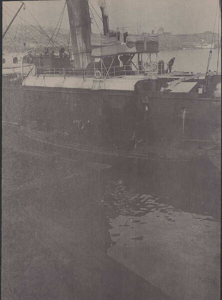 Im Hafen von Neapel. Frachtschiff beim Wasser - und Kohlennehmen.