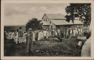 Kirche in Madchame, Ostafrika : Von einem eingeborenen Baumeister entworfen und von Eingeborenen erbaut