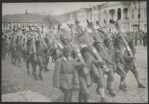 Soldaten des [1. Türkischen Jäger-Bataillons] beim Marschieren mit Skiern auf den Schultern