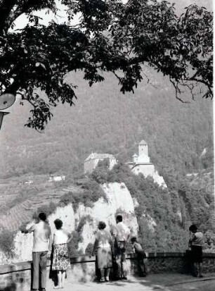 Dorf Tirol: Blick vom Dorf auf Schloss Tirol, Vordergrund Leute