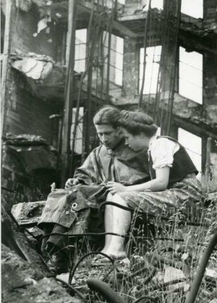 Hamburg-Barmbek. Früher Warenhaus - jetzt Ruine. Ein junges Paar sitzt auf Mauerresten der Ruine des Warenhauses Karstadt