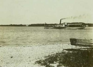 Chiemsee. Abfahrt des Raddampfers Luitpold (Baujahr 1887) von Stock zur Insel Herrenchiemsee mit Schloß Herrenchiemsee