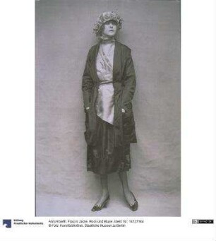 Frau in Jacke, Rock und Bluse