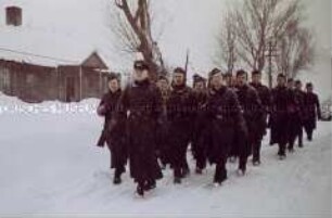 Marschierende Soldaten im Schnee