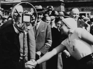 Oberbürgermeister Wilhelm Külz und Elly Beinhorn (Szene aus dem Dokumentarfilm "Gildehof-Flugtag des Haus Bergmann Zigarettenfabrik AG Dresden mit Gerhard Fieseler und Elly Beinhorn")