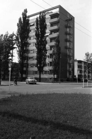 Punkt-Hochhaus am Rüppurrer Schloß in der Dammerstocksiedlung.