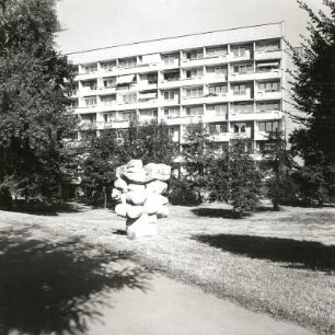 Cottbus, Heinrich-Mosler-Straße. Neubaugebiet "Kleines Spreewehr" (um 1975). Parkanlage mit Skulptur vor 7-Geschosser